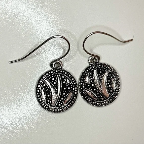 Metal Design Small Round Dangle Earrings - Picture 9 of 11